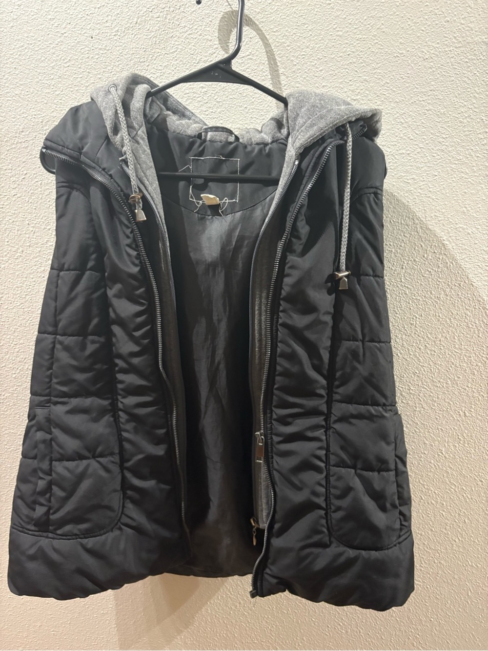 Black Layered Hooded Puffer Vest Grey Fleece Sweatshirt Hood Medium